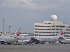 宮古空港を出発して1時間ほどで那覇空港に到着。
年末仕事のある友達とはここでお別れ
ここからはおひとり様になりました