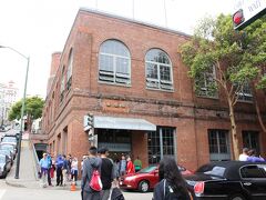 ここ、San Francisco Cable Car Museum（サンフランシスコ ケーブルカー博物館）前では、ケーブルカーを降りる人達も結構います。