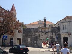 旧市街への入口≪北門≫。左上に聖ロヴロ大聖堂の塔が見える。