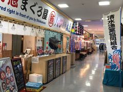 河岸の市まぐろ館も見に行ってみたらこちらも空いてました。
こっちにしても良かったかな…。
でもお店が沢山あって迷いそうだったからいいや。