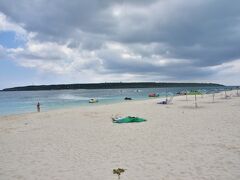 前浜ビーチに来ました。
来間大橋を渡って、すぐ左折すればまもなく前浜ビーチに到着します。
白い砂浜と青い空といいたいけど、さすがに午後の日差しが雲に遮られぎみ。
