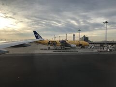 1時間弱のフライトで無事羽田空港に到着！これで本当に今回の旅が終了です。
夜中に上海浦東空港に到着した時は緊張で多分顔が引きつってたと思いますww
1人で行動して段々と恐怖心もなくなり、自信にもなりました。初めての海外1人旅が上海ってのが少しハードルが高かったかもですが、これからの人生経験に絶対プラスになると思いました。本来であればいつも一緒の奥さんがいない旅。
たまにはいいもんですね！
※初めてスターウォーズの機体を見た！