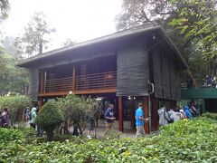 　廟の北側にある「ホーおじさんの家」を訪れます。
　霧のような細かな雨が舞ってきて、時々傘をさしての散策です。