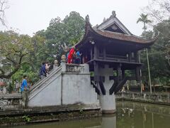 　一本の柱の上に立つ、一柱寺を見学。
　池の中にすっくと立つ小さなお堂です。 
　観光客で賑わっていて、急な階段があって、腰痛の女房が登るにはちょっと苦しい。