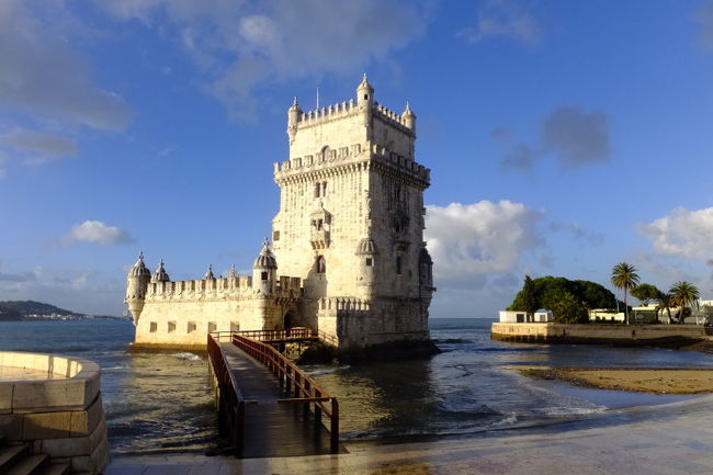 まずは、ベレンの塔を見学です。<br />リスボンに出入りする船を監視する水上要塞で、１６世紀初頭に建てられた塔だそうです。