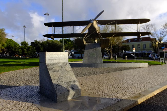 ベレンの塔脇の飛行機のレプリカ<br />