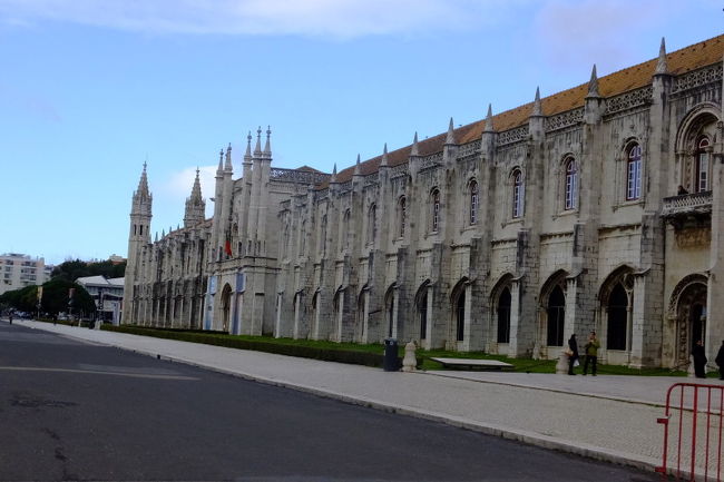 ジェロニモス修道院は、先ほど見学したベレンの塔と並び、世界遺産とされています。