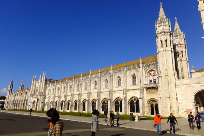 白い修道院の建物に青空が映えます。