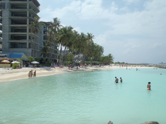 仕切りを超えた先のホテルから直ぐのビーチです。