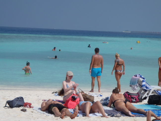以下、ビキニビーチでビーチライフを楽しんでいる<br />Maafushi島へ来た観光客の光景の数々です。