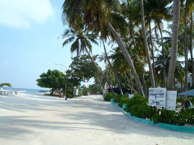 Maafushi島の港からビキニビーチの間には<br />多くのウォータースポーツのShopがあり・・・