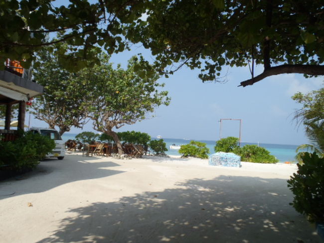 右に行くとビキニビーチに出ます。