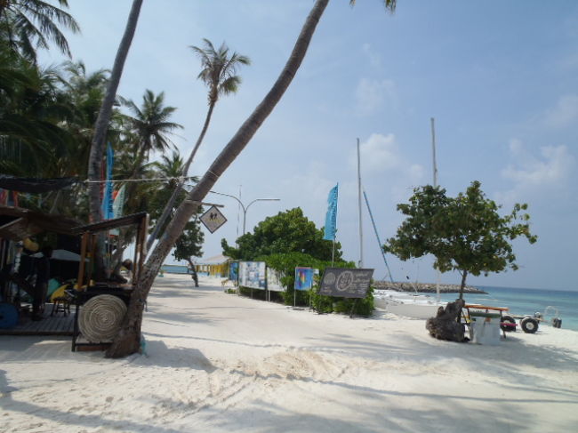 すぐ前のビーチ沿いの通りです。<br />早朝はまだ人影も少ないですね～<br />。