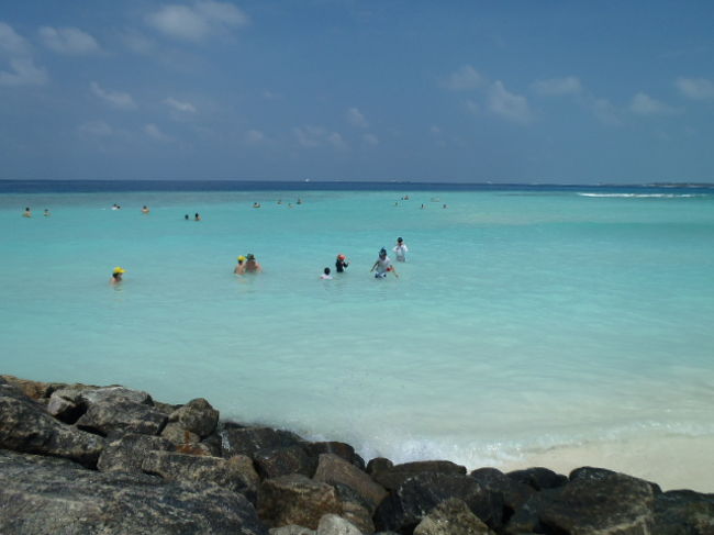 Maafushi島の海は可成り沖合まで遠浅で波が静かなんで安全です。