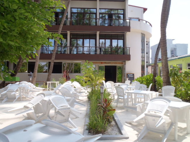 宿泊しているホテルの前庭からスタート。<br />昨夜のBBQビッフェーの後は早朝から綺麗に清掃されていて、<br />砂には朝・清掃で掃いた後の掃き目模様が綺麗に残っていました。