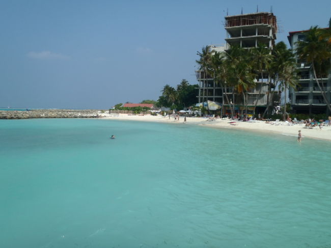 仕切り堤防の先端から眺めたビキニビーチ。