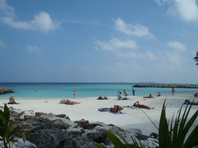 既に砂浜の上で日光浴を楽しむ人々や・・・