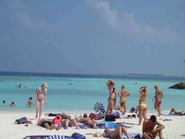 もう既に日焼け完了の人達も又、<br />来たばかりでまだ色白の人達も・・・