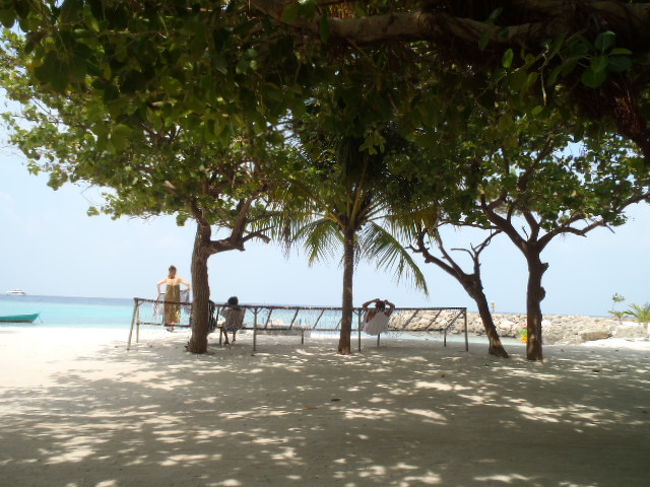 木陰に鉄パイプの枠にネットを張った椅子があり、<br />近くで販売している椰子の実のジュースを飲みながら、<br />座ってのんびり海を眺めて過ごしたり・・・<br />右手のビキニビーチを眺めたり・・・<br />木陰の下はそよ風が吹いていてゆっくりと涼める場所です。