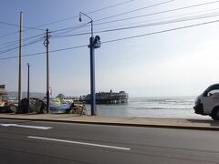海沿いから見た、ロサ・ナウティカ（レストラン）。
この辺りの海水は、匂いもしますす、汚いです。