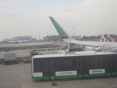 4時間のフライトをほとんど寝て過ごしたら、あっという間に台湾到着～
桃園国際空港です。
関空にひとつしかなかったエバージェットがたくさん！