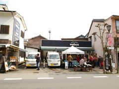 クオリティマーケット和田屋

なにやら店先に人が集まっているので覗いてみました。