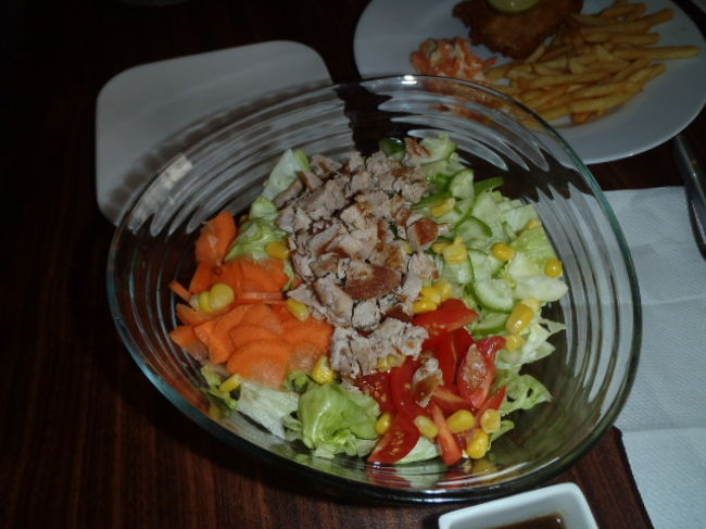 兎に角・新鮮な野菜が食べてみたくなり、<br />メニューにあった サラダ料理を、オーダーしてみる事にした。<br />野菜を使用した料理が少ないローカルのモルディブ料理、<br />新鮮な野菜を使用したサラダ料理は最高に贅沢な一品に思えました。<br />オーダーしたのはTUNAサラダで手作りドレッシングがとても美味しかったです。<br /><br />