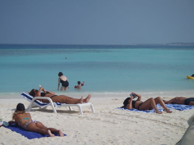 日光浴を楽しみながら、<br />読書に熱心な人達も・・・