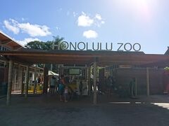 スタバを出た後は～

「HONOLULU ZOO」

地元の動物園は嫌いだけど他県・他国の動物園は大好きな私なのです(*'▽')
ハワイに来ると必ず行きます！！
しかも子どもが小さい時は1回の旅行で何回も！笑
息子は地元の動物園に行った回数よりもホノルル動物園の方が多いです。。。


入園料が値上げしてました。。。
大人＄19
子ども＄11

合計＄30～(; ･`д･´)
辛い出費だ！！笑


