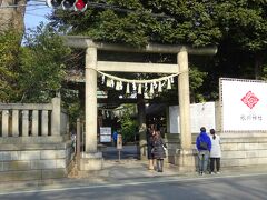 次は縁結びの氷川神社、若い女性で一杯です。
娘のためにやってきましたが本人はあまり関心なし、まあね昔から比べたら娯楽も増えたし、結婚してもずっと働かないといけないし、子育ても家事もまだまだ女性が大変だし旨味はないよね。
(思わず現実的な事いってしまいました(;^_^A)