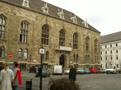 三位一体広場後ろの建物。