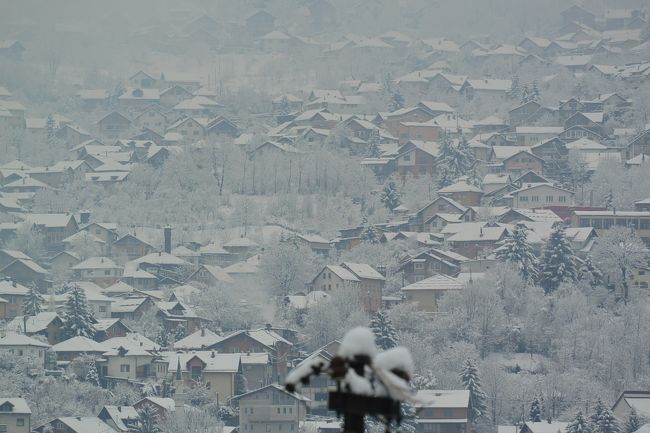 雪が降りスモッグが消えて、向こうの山の家々が見えました。