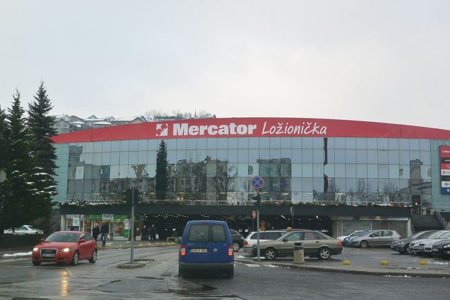 サラエボで一番大きなスロベニア系スーパー『Mercator』へ。<br /><br />11月にクロアチア系『Super Konzum』からスロベニア系『Mercator』に変わりました。数年前も『Super Konzum』の前は、『Mercator』でだったそう。