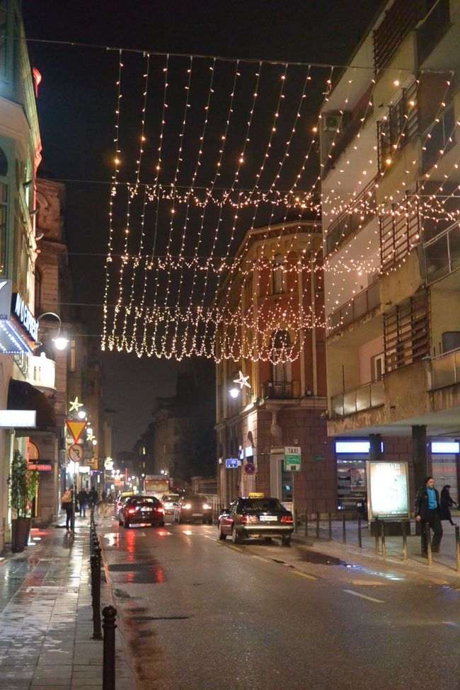 珍しく夜の旧市街をぶらぶら。<br /><br />クリスマスのイルミネーションがまだあります。