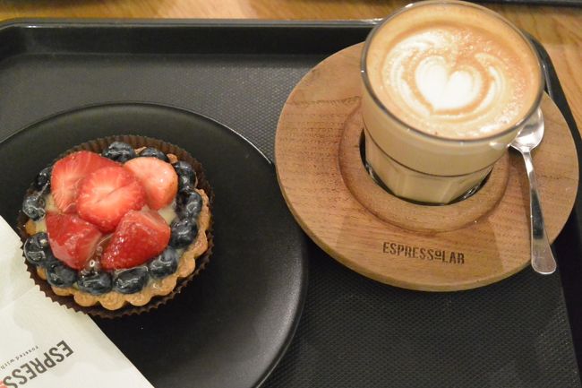 カフェ『espressolab』<br /><br />イチゴのタルトとカフェラテでまったり。