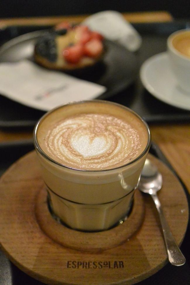 カフェ『espressolab』のカフェラテ。