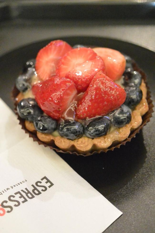 カフェ『espressolab』<br /><br />フレッシュないちごとブルーベリーのタルトがおいしい。