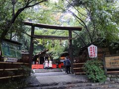 野宮神社
JR嵯峨嵐山駅から歩いてやってきました。
「源氏物語」の賢木の巻の舞台となった来社です。
この鳥居は日本最古の建築様式と伝わる黒木鳥居、大変貴重なものらしいです。