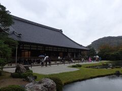 竹林から戻ってきて天龍寺に来ました。

天龍寺の裏手に竹林が広がっています。裏から入ってしまいました。