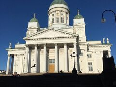 てくてく歩いて、ヘルシンキ最大の見どころ、ヘルシンキ大聖堂到着ーー！
わー、ガイドブックで見た奴！！かっこいい！！
と、バシバシ撮ってたけどこれ裏側。
