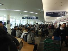 福岡空港の待合室、近年、タイの人は日本にビザなしで来られるようになって年々人が多くなってるような気がする。
