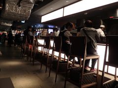 晩ごはんは京都タワーの地下にあるフードコートで食べました。
ちょっとアジアン屋台チックなざわざわした雰囲気でにぎわっていました。

フードコートなのでお手軽価格な食事がたくさんあります。