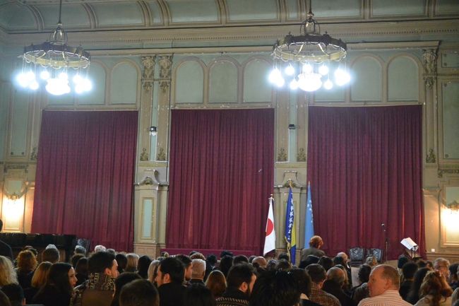 アーミーホールでのコンサートへ。<br /><br />奏者が日本人なので、ボスニア国旗の横に日本の国旗が出ていました。