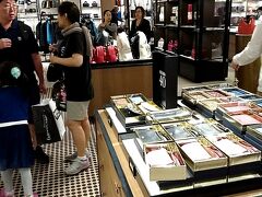 coachです。。。閉店まであと少しなのにまだまだお客さんが沢山

ハワイに来たらいつもバッグを1つGETして帰るんだけど今回は不作でした。。
coachだけじゃなくてケイトスペードやトリーバーチも見たけど気に入ったのがなくて(´・ω・`)何日か…何回か見たけど…やっぱりない。。。どうしても欲しくて
無理やり買おうかと思ったけど今回は断念しました。。。残念