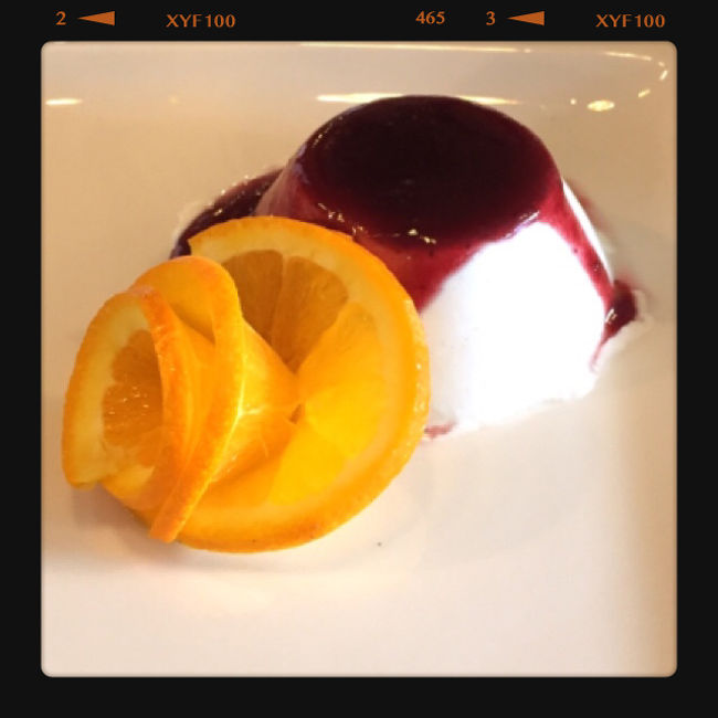 イタリアンビストロ『Duett』のパンナコッタ。<br /><br />オレンジがお花のようでかわいかったです。