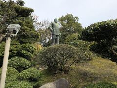 鹿児島市内の戻り、中央公園に車を停めて西郷どんの足跡を辿る散策へ。
西郷隆盛銅像です。
上野の西郷さんとは違い軍服（式服？）を着ておられます。