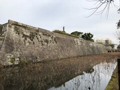 鶴丸城の石垣が見えて来ました。
鶴丸城は天守閣のないお城だったそうです。