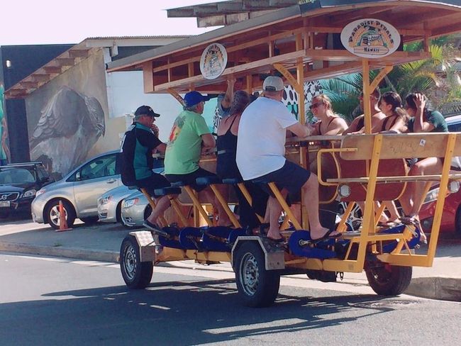 自分たちで漕いで進むパーティーバイクと呼ばれるもの<br />
