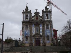 お腹がすいたのでお昼を食べようと老舗カフェ・マジェスティックを目指します。バターリャ広場のサント・イルデフォンソ教会。アズレージョがキレイです。中を見学したいのですが今回も閉まってて見学できず。