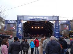 リベルダーデ広場には特設ステージがあって、オーケストラがリハーサルをしていました。今日、コンサートがあるのかな？